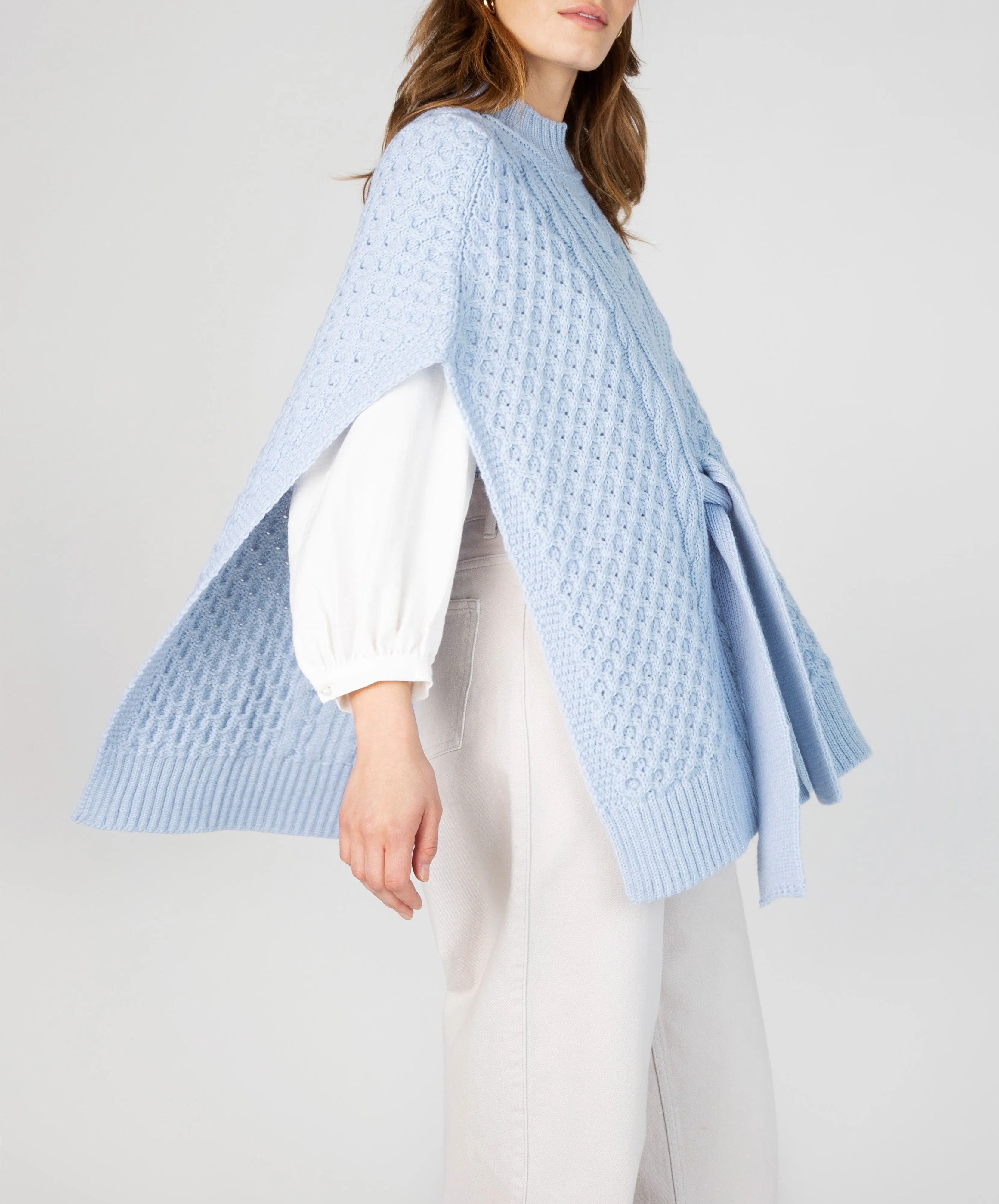 Crocus Horseshoe Cable Cape Ice Blue